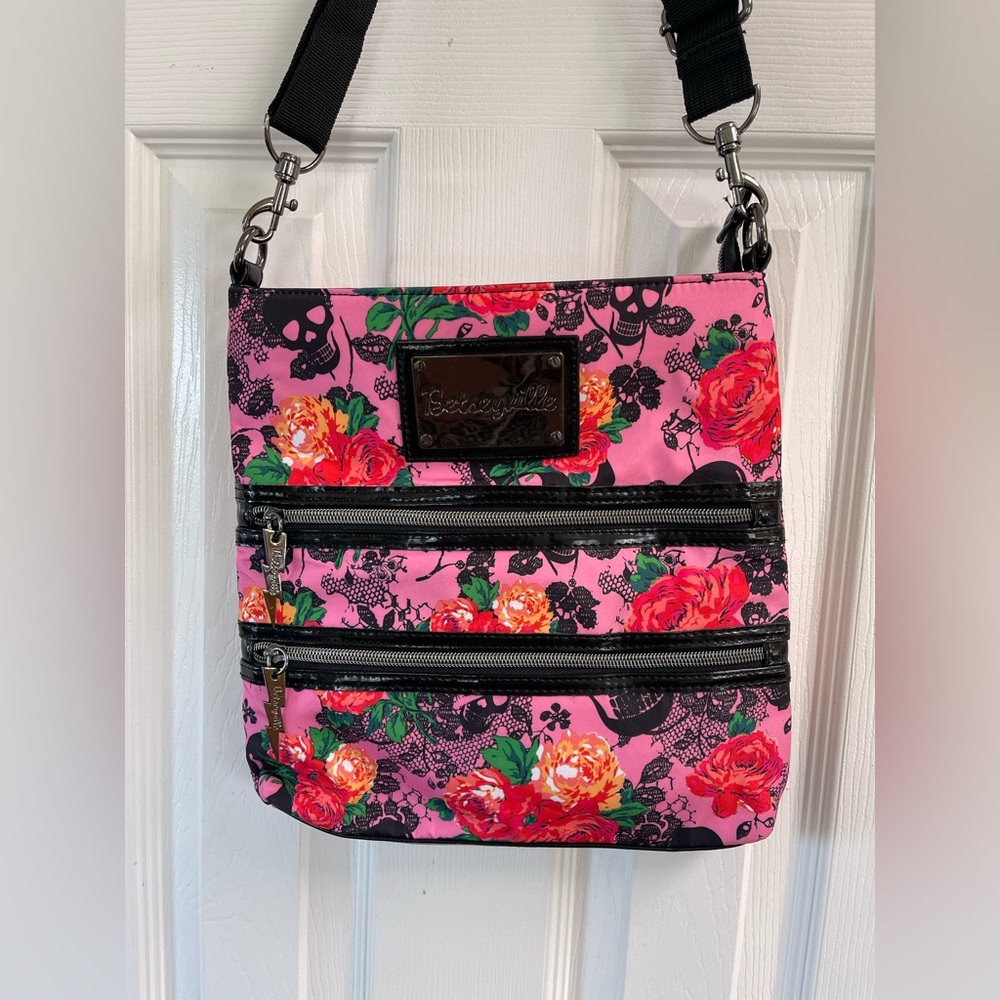 Betsy Johnson Y2K Skull and Roses Crossbody Purse-EUC